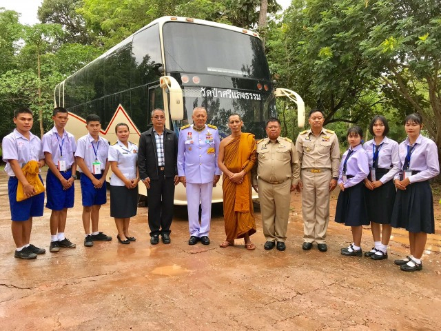 'ในหลวง'พระราชทานรถบัส รับส่งนักเรียน ร.ร.แนวชายแดน
