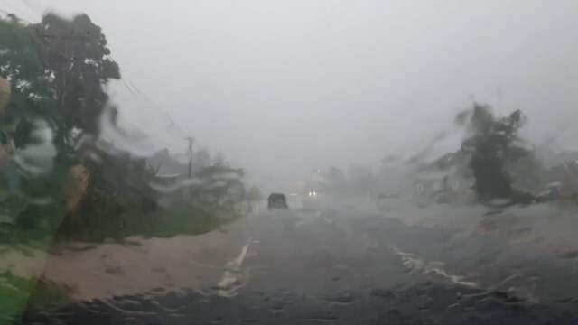 พายุฝนถล่ม ต้นไม้ล้มทับบ้าน