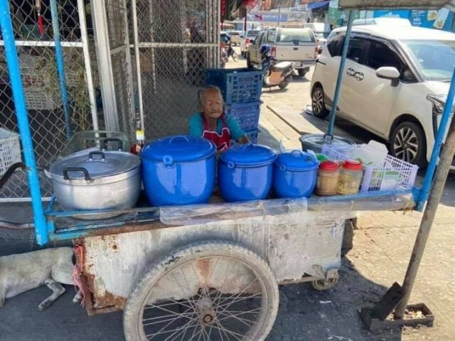 หนุ่มเจอยายนั่งขายของริมทาง เห็นสภาพสุดสงสาร ต้องรีบอุดหนุน