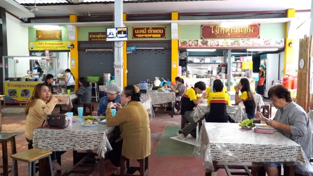 ชาวขอนแก่นเกาะติดจอดูประชุมสภาฯ