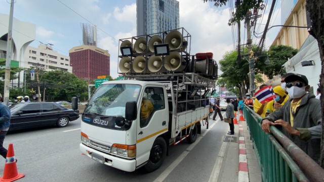 "นิติธร" มาแล้ว!! ถึงหน้าสถานทูตเยอรมนี พร้อมรถขยายเสียง