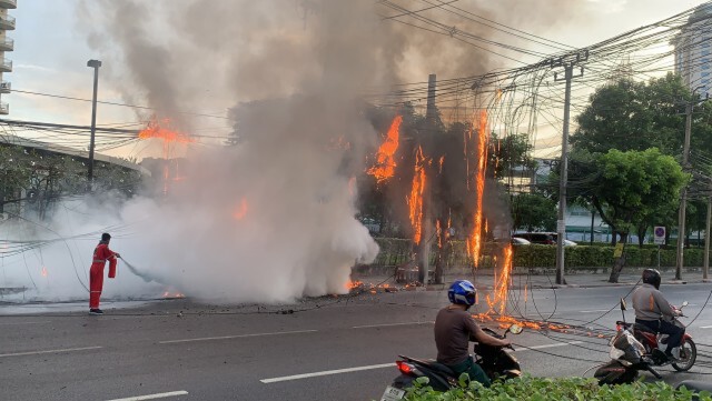 ไฟไหม้สายสื่อสาร "รัชดาฯ" ติดขัด