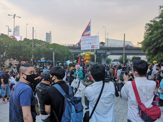 "กลุ่มราษฎร" ปิดแยกสามย่าน​ เตรียมเคลื่อนขบวนไปสถานทูตเยอรมนี