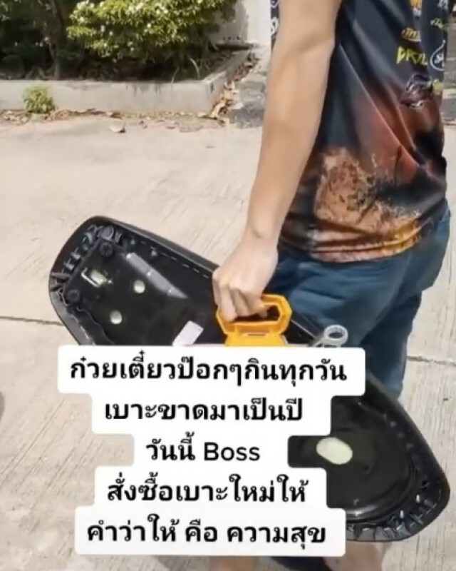 ชื่นชม ! หนุ่มลูกค้าประจำร้านก๋วยเตี๋ยว เห็นรถคนขายยับเยินเป็นปี รับไม่ได้