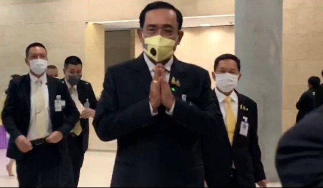 "บิ๊กตู่" ถึงสภาแล้ว บอกให้ "รอฟัง"
