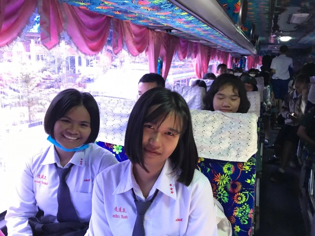 'ในหลวง'พระราชทานรถบัส รับส่งนักเรียน ร.ร.แนวชายแดน