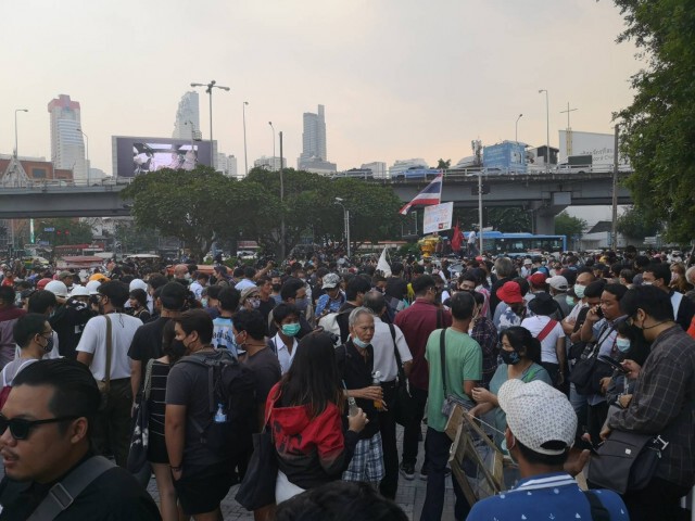 "กลุ่มราษฎร" ปิดแยกสามย่าน​ เตรียมเคลื่อนขบวนไปสถานทูตเยอรมนี