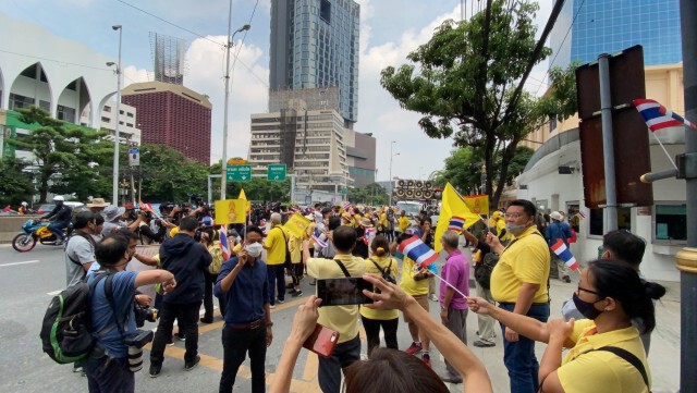 "นิติธร" มาแล้ว!! ถึงหน้าสถานทูตเยอรมนี พร้อมรถขยายเสียง