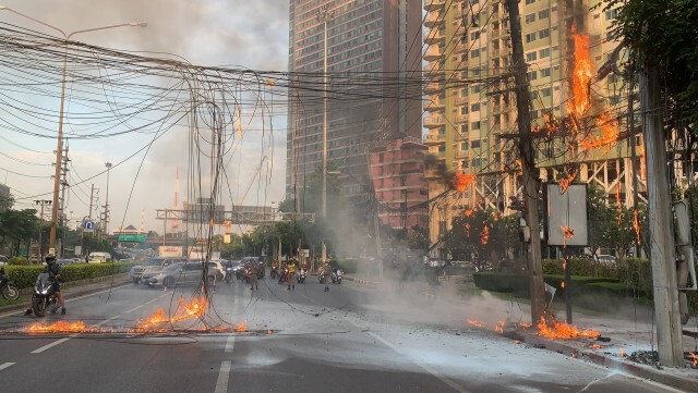 ไฟไหม้สายสื่อสาร "รัชดาฯ" ติดขัด
