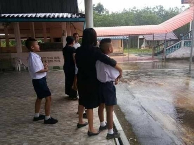  จุกอก เด็กน้อยยืนกอดรูปแม่ มองดูควันไฟลอยขึ้นฟ้า น้ำตาไหล