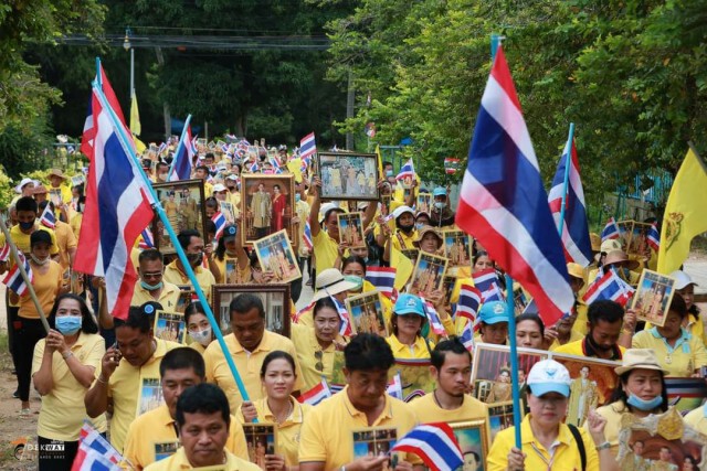 ชาวบ้านเกาะพะงันนับพันเดินแสดงพลังปกป้องสถาบัน ครอบครัวชาวต่างชาติร่วมด้วย