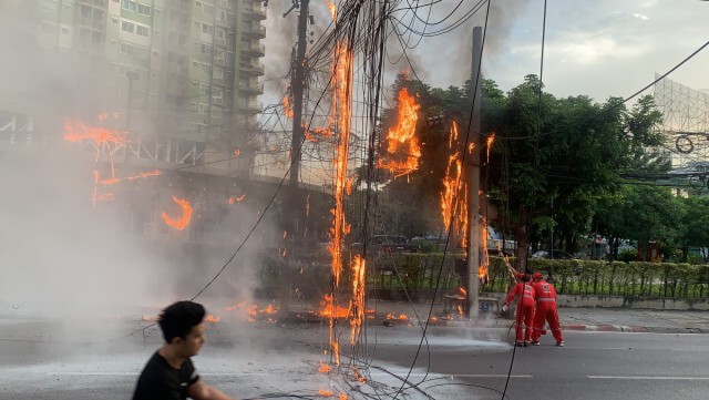 ไฟไหม้สายสื่อสาร "รัชดาฯ" ติดขัด