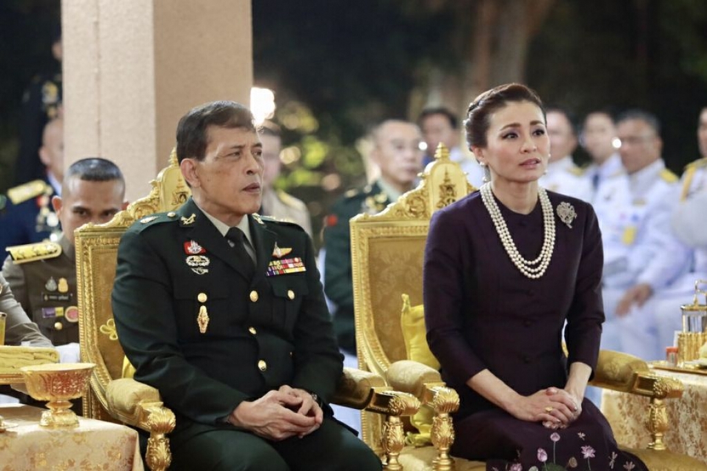ในหลวง-พระราชินี เสด็จฯถวายผ้าพระกฐิน วัดหนองป่าพง จ.อุบลราชธานี ในหลวง-พระราชินี เสด็จฯถวายผ้าพระกฐิน วัดหนองป่าพง จ.อุบลราชธานี