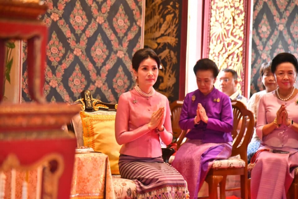 เจ้าคุณพระสินีนาฏ บำเพ็ญกุศลถวายสังฆทาน วัดโมลีโลกยาราม งามสง่าในชุดสีกลีบบัว
