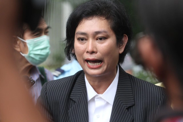 "อุ๊ หฤทัย" ถึงหน้าสถานทูตอเมริกาแล้ว