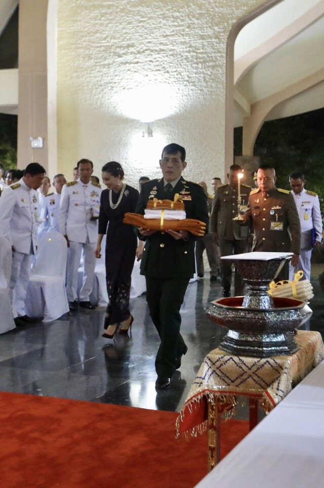 ในหลวง-พระราชินี เสด็จฯถวายผ้าพระกฐิน วัดหนองป่าพง จ.อุบลราชธานี