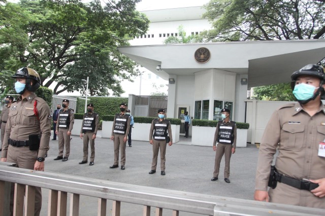 "อุ๊ หฤทัย" ถึงหน้าสถานทูตอเมริกาแล้ว