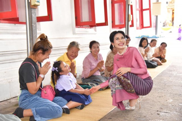 เจ้าคุณพระสินีนาฏ บำเพ็ญกุศลถวายสังฆทาน วัดโมลีโลกยาราม งามสง่าในชุดสีกลีบบัว