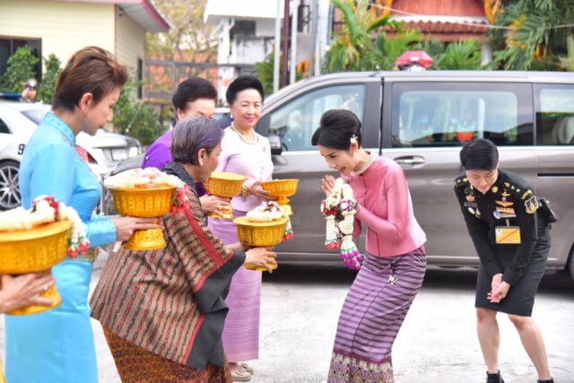 เจ้าคุณพระสินีนาฏ บำเพ็ญกุศลถวายสังฆทาน วัดโมลีโลกยาราม งามสง่าในชุดสีกลีบบัว