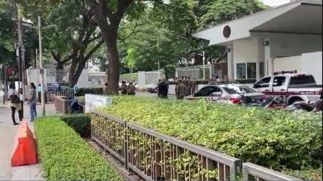 เริ่มแล้ว! มวลชนหน้าสถานทูตอเมริกา