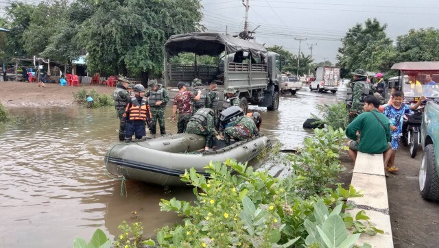 กองทัพภาค 2 เร่งช่วยเหลือชาวบ้านน้ำท่วม