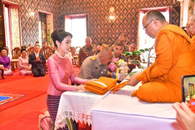 เจ้าคุณพระสินีนาฏ บำเพ็ญกุศลถวายสังฆทาน วัดโมลีโลกยาราม งามสง่าในชุดสีกลีบบัว