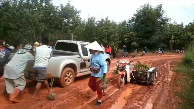 ถนนดินโคลนมาหลายปีวอนหน่วยรัฐงานแก้ไข