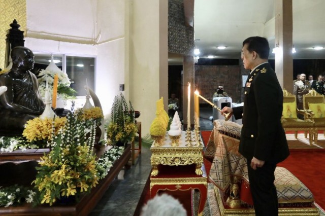 ในหลวง-พระราชินี เสด็จฯถวายผ้าพระกฐิน วัดหนองป่าพง จ.อุบลราชธานี