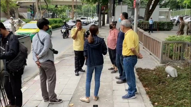 เริ่มแล้ว! มวลชนหน้าสถานทูตอเมริกา