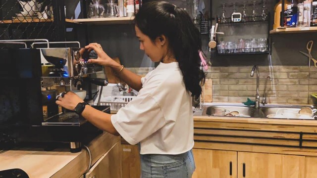 ผู้ใหญ่ใจดี แวะเยี่ยม "ร้านกาแฟ" ปกป้องสถาบัน