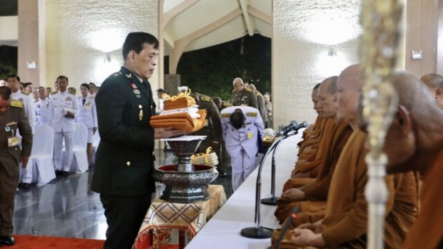 ในหลวง-พระราชินี เสด็จฯถวายผ้าพระกฐิน วัดหนองป่าพง จ.อุบลราชธานี