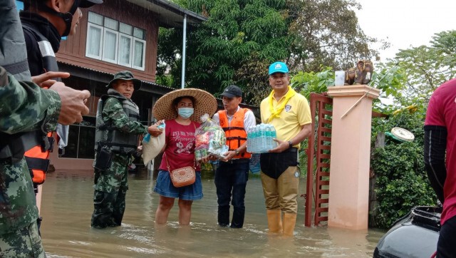 กองทัพภาค 2 เร่งช่วยเหลือชาวบ้านน้ำท่วม