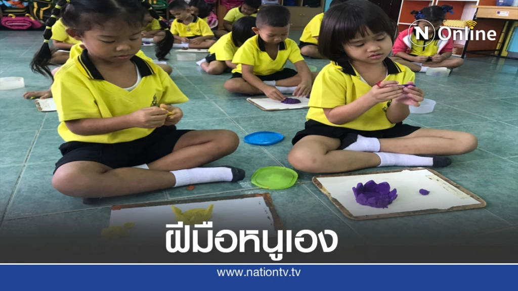 เด็กน้อยร่วมสืบสานทำกระทง