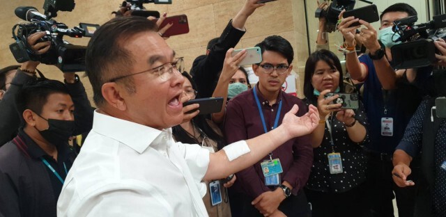 "สิระ" จ่อยื่นถอดถอน "วิสาร" พ้น ส.ส. หลังกรีดเลือดกลางสภา