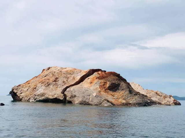 เปิดภาพมุมสูงเกาะทะลุถล่มเร่งติดทุ่นห้ามเข้าใกล้อันตราย