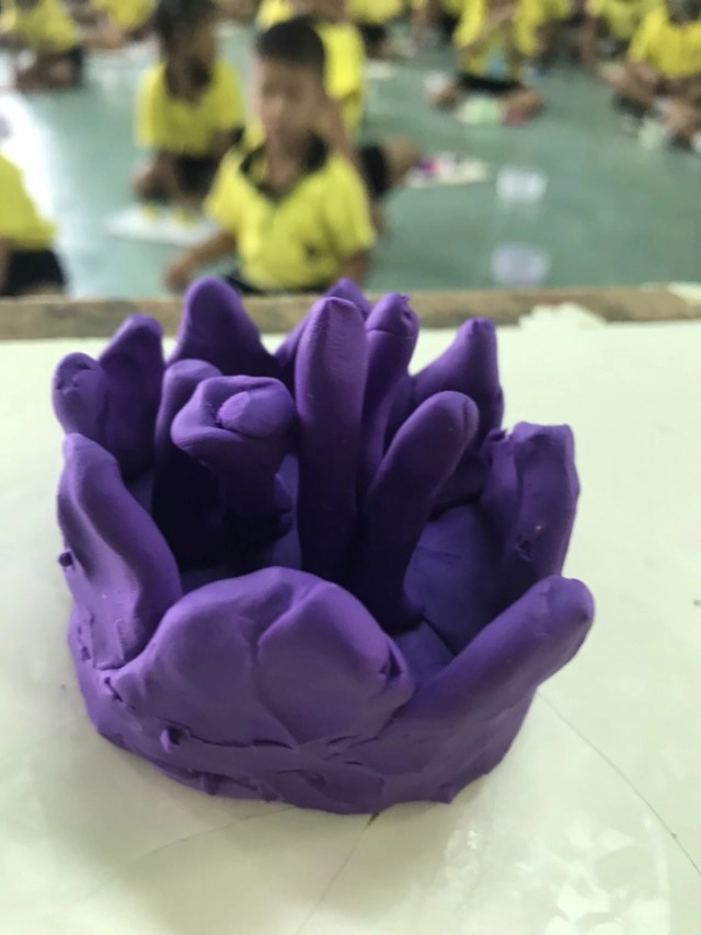 เด็กน้อยร่วมสืบสานทำกระทง