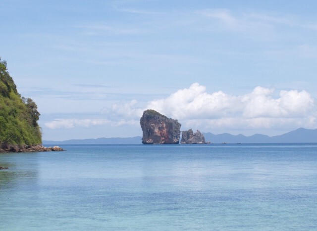 เปิดภาพมุมสูงเกาะทะลุถล่มเร่งติดทุ่นห้ามเข้าใกล้อันตราย