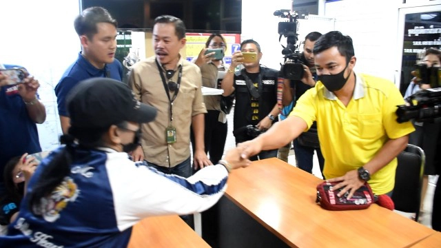 ป้าตบนักเรียนเข้ามอบตัวตำรวจ ขอโทษทำไปเพราะอารมณ์ชั่ววูบ