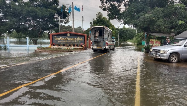 ยังไม่ลดน้ำมูลท่วมวัดและโรงเรียนต้องหยุดเรียนยาว