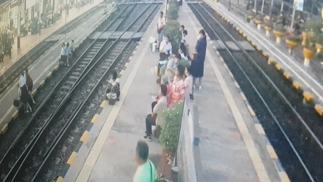 แม่ค้าสาวตบเด็กนักเรียนหญิงไม่ยอมยืนเคารพธงชาติ