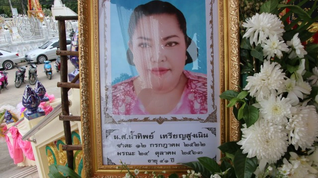 เพื่อนอสม.แห่สวมชุดสีชมพูร่วมงานศพน.ส.น้ำทิพย์