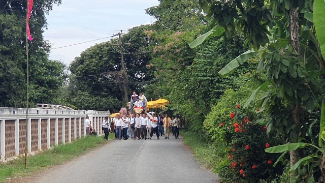 "บิ๊กโจ๊ก"นั่งช้างโปรยทานทอดกฐิน