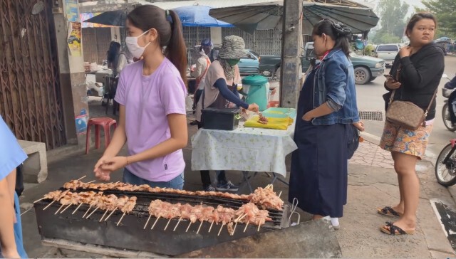 เมืองในหมอก อากาศเริ่มเย็น หมูปิ้งขายดี