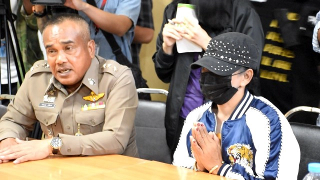 ป้าตบนักเรียนเข้ามอบตัวตำรวจ ขอโทษทำไปเพราะอารมณ์ชั่ววูบ