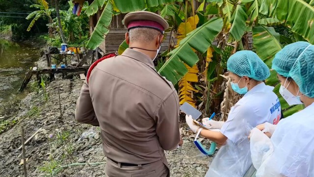 สุดสลด! ชาย 57 ปี ดับในบ้านพัก ตัวเงินตัวทองรุมแทะไม่เหลือไส้ ลากลงมาติดค้างบันไดริมคลองหน้าบ้าน