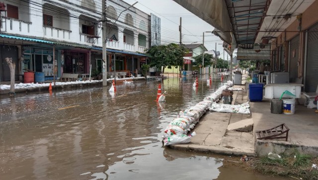 เทศบาลโนนสูงท่วมแล้วเร่งเอากระสอบทรายกั้นน้ำ