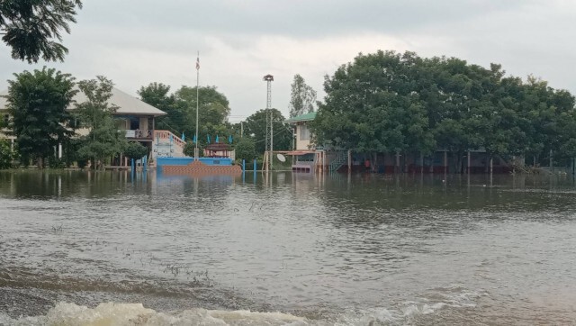 ยังไม่ลดน้ำมูลท่วมวัดและโรงเรียนต้องหยุดเรียนยาว
