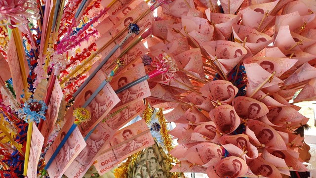 "บิ๊กโจ๊ก"นั่งช้างโปรยทานทอดกฐิน