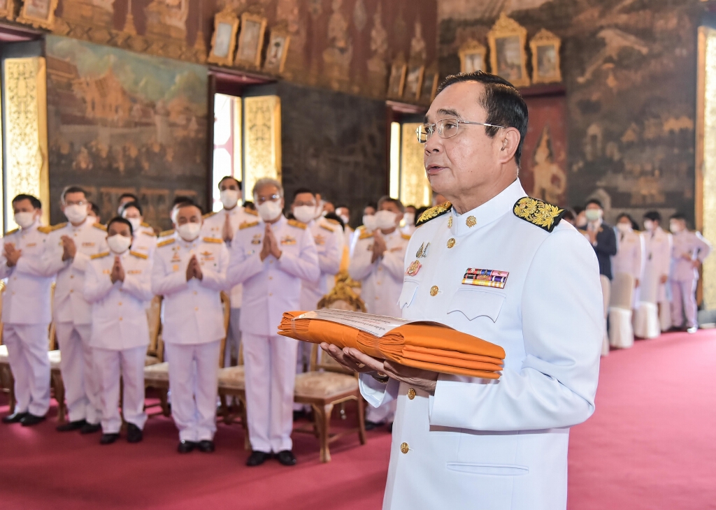 นายกฯถวายผ้าพระกฐินพระราชทาน ยอดรวมกว่า 7 ล้าน นายกฯถวายผ้าพระกฐินพระราชทาน ยอดรวมกว่า 7 ล้าน