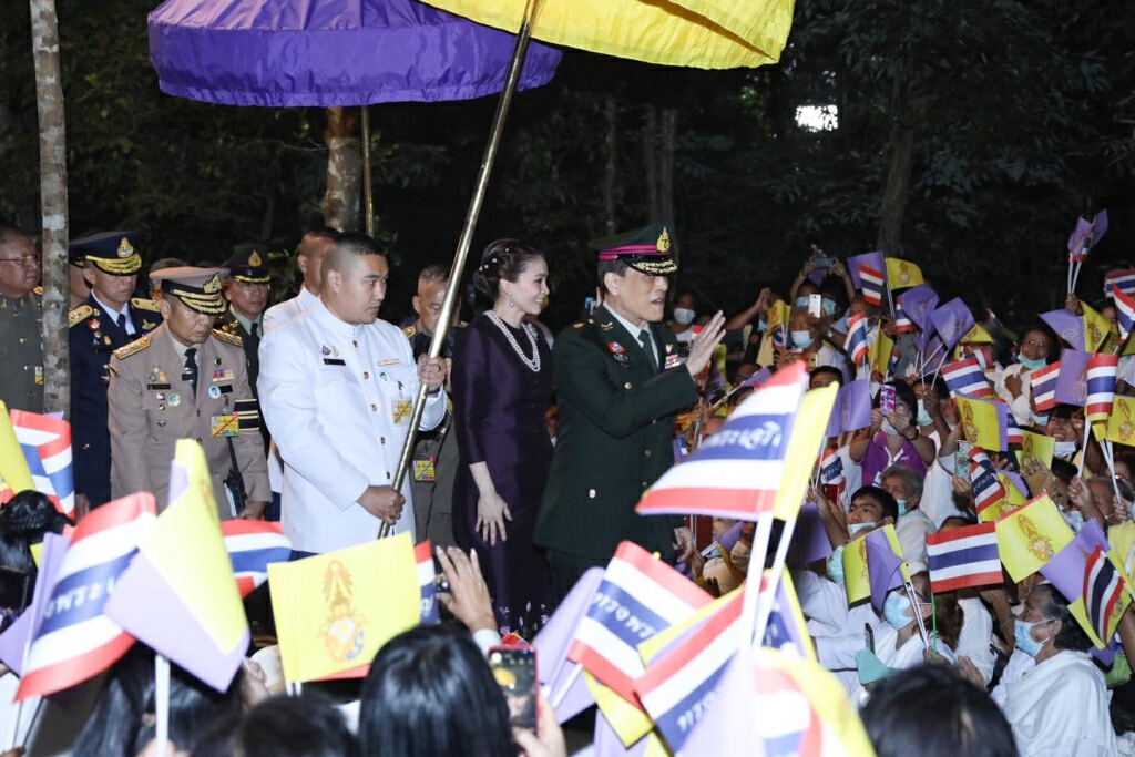 ชื่นชมพระบารมี "ในหลวง-พระราชินี" เสด็จฯไปทรงบำเพ็ญพระราชกุศล ณ วัดหนองป่าพง